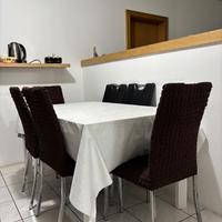 Tavolo da pranzo con sedie + due camere da letto