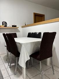 Tavolo da pranzo con sedie + due camere da letto