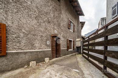 CASA SEMINDIPENDENTE A ISERA