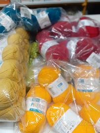 Stock di  gomitoli di lana