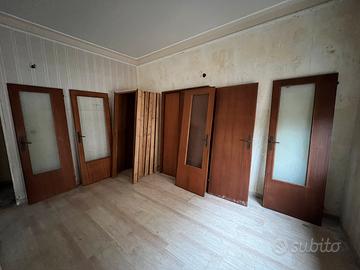 Lotto di 9 Porte Interne in Legno