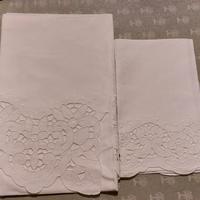 Set due asciugamani vintage bianchi con pizzo