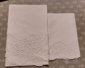 Set due asciugamani vintage bianchi con pizzo