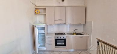 cucina con elettrodomestici 