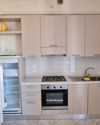 cucina con elettrodomestici 
