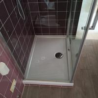 Piatto doccia in ceramica, box doccia e soffione