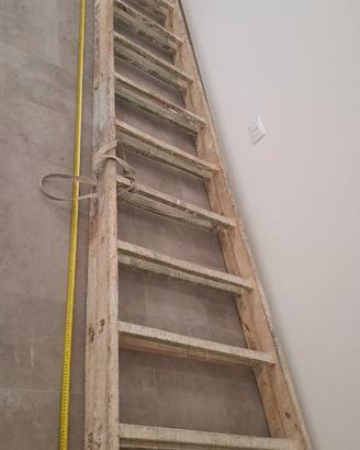 Scala a forbice in legno