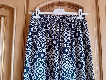 Pantalone in cotone stampato bianco e nero. 