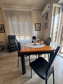 tavolo da pranzo con sedie, stile portafoglio.