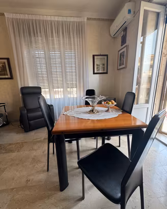 tavolo da pranzo con sedie, stile portafoglio.