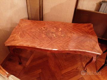 Tavolino con intarsi