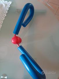 attrezzo ginnico per gambe, pettorali e braccia