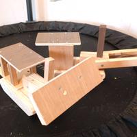 Un giocattolo in legno che imita un macchinario da