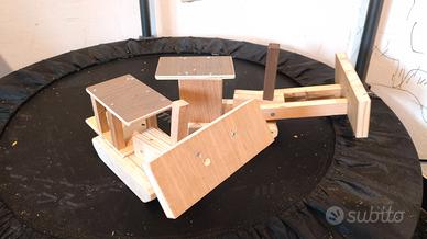 Un giocattolo in legno che imita un macchinario da