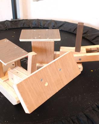 Un giocattolo in legno che imita un macchinario da