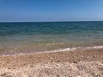 Roulotte stanziale con container fronte mare