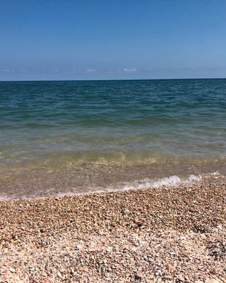 Roulotte stanziale con container fronte mare