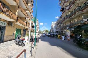 NEGOZIO A NAPOLI