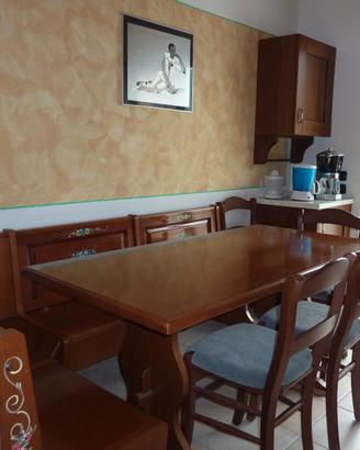 Cassapanca e tavolo cucina camera stanza