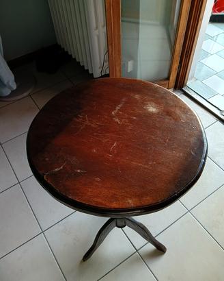 tavolino tre piedi
