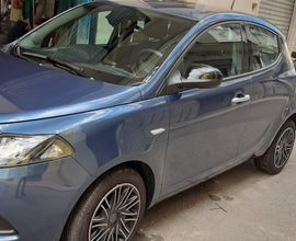 Lancia ypsilon 1000 hydrid versione gold