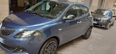 Lancia ypsilon 1000 hydrid versione gold