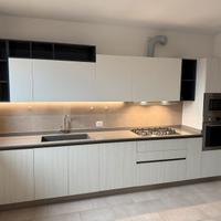 Cucina con elettrodomestici