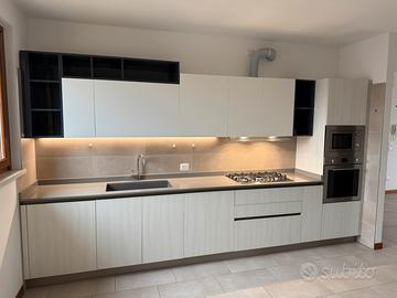 Cucina con elettrodomestici