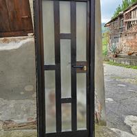 Porta nera in allumio con telaio e doppie chiavi
