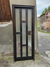 Porta nera in allumio con telaio e doppie chiavi