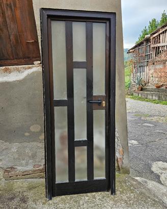 Porta nera in allumio con telaio e doppie chiavi