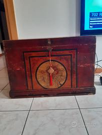 Antico baule cinese dipinto