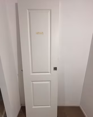 Porta scorrevole bianca bugnata