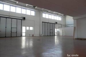Immobile di 300 m² con 1 locale a Prato