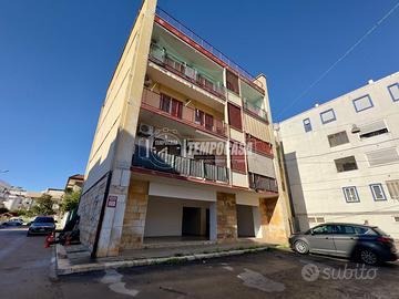 3 VANI CON POSTO AUTO, CANTINA E GIARDINO PERTINEN