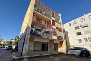 3 VANI CON POSTO AUTO, CANTINA E GIARDINO PERTINEN