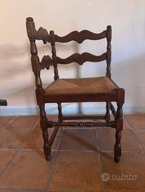 Sedia angolare d’epoca in legno tornito e paglia