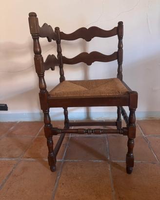 Sedia angolare d’epoca in legno tornito e paglia