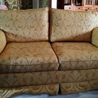 Coppia di divani . Artigianato italiano