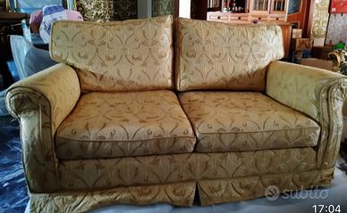 Coppia di divani . Artigianato italiano