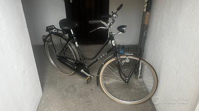 Bicicletta nera freni a bacchetta