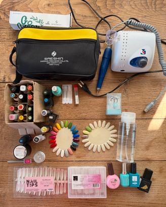 KIT MANICURE PROFESSIONALE COMPLETO – COME NUOVO