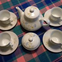 Set da tè: teiera, zuccheriera e 4 tazze