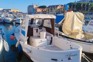 Barca cabinata pronta all'utilizzo 