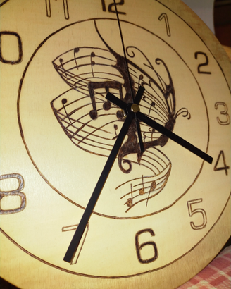 Orologio da parete in legno