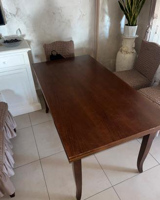 Tavolo con sedie in legno