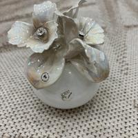 Bomboniera in ceramica e cristallo di Capodimonte.