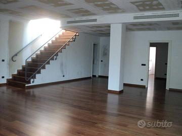 Attico / Mansarda di 310 m² con 5 locali a Milano