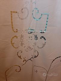 tenda in lino ricamata a mano 