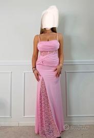 Vestito lungo rosa con pizzo finto spacco